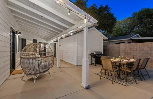 Camelback East Maison | Central Phx Cottage With Free Private Heated Pool!