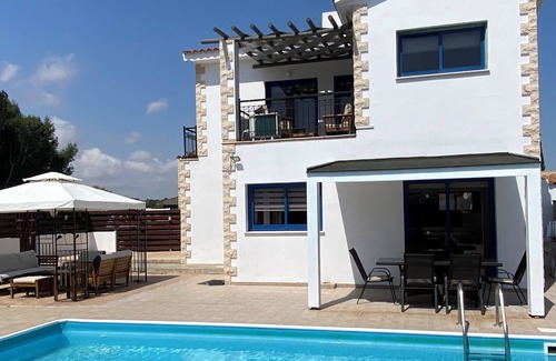 Protaras Villa | Protaras centrale, pas de voiture nécessaire. WIFI et la télévision britannique. Courte promenade à la plage.