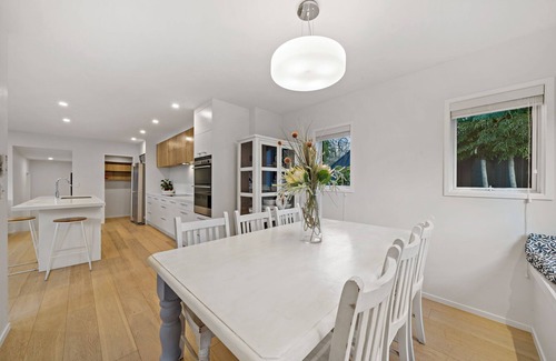 Western Springs Maison | Central, quiet 4 bedroom home near city, beaches, parks, zoo and kids museum.