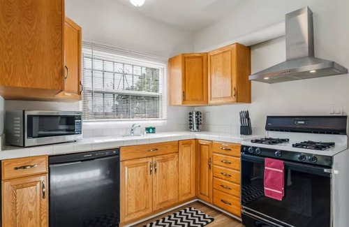 Middletown Appartement | Central San Diego 2BD/1BTH w/ Hilltop View of the Bay