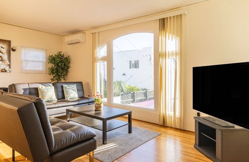 Middletown Appartement | Central San Diego 2BD/1BTH w/ Hilltop View of the Bay