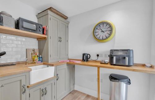 Worthing Appartement | Central Snug with Patio By My Getaways