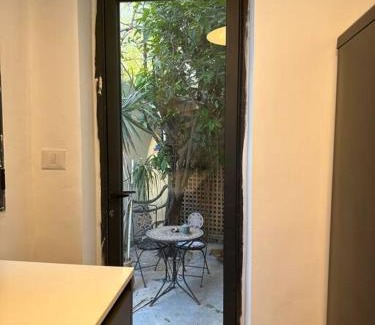 Neve Tzedek Appartement | Central Studio with a Garden