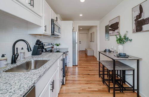 Civil Rights Historic District Copropriété | Central Suite C - 2 Bedrooms/King Bed/Parking