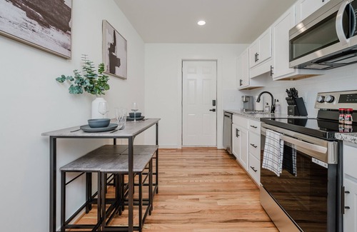 Civil Rights Historic District Copropriété | Central Suite C - 2 Bedrooms/King Bed/Parking
