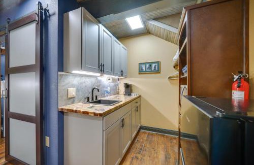 Texarkana Appartement | Central Texarkana Studio Rental with Railroad Views!
