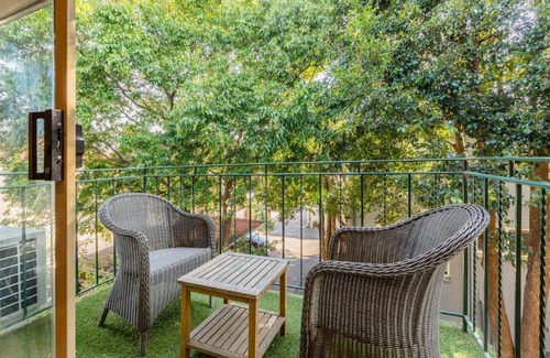 Windsor Appartement | Central Treetop Overlook with Parking in Windsor