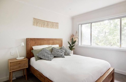 Windsor Appartement | Central Treetop Overlook with Parking in Windsor