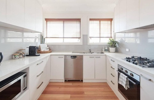 Windsor Appartement | Central Treetop Overlook with Parking in Windsor