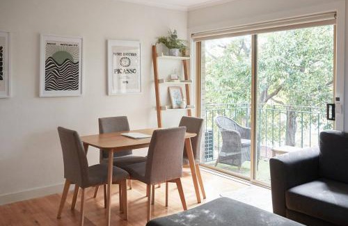 Windsor Appartement | Central Treetop Overlook with Parking in Windsor