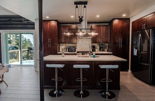 Regional District of Nanaimo Maison | Central Vancouver Island ☀ 500sqf. Rooftop Deck! ✦Views✦ Walk to Beach!🏖