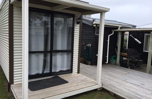 Whangamata Maison | Central Whanga Beach Bach - Promenade à la plage et à la ville. Open Plan Living