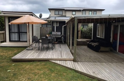 Whangamata Maison | Central Whanga Beach Bach - Promenade à la plage et à la ville. Open Plan Living