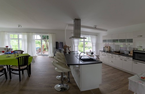 Sehlen Appartement | Centrally located, quiet apartment with terrace and garden