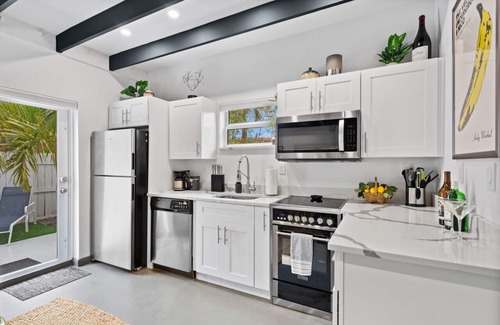 Tarpon River Maison | Centrally Located and Stylish 1BR / 1BA Guest House