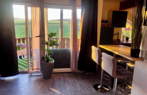 Hutschenhausen Appartement | Centrally located top floor apartment with pool view, air conditioning and fitness equipment