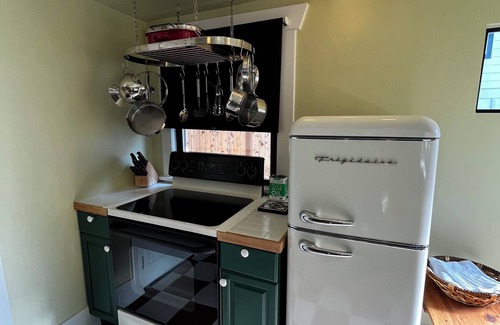Central District Maison | Centrally located 3 bedroom 2 bathroom craftsman home.