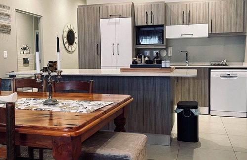 Trawal Appartement | Centrally Located and Within Walking Distance to Everything