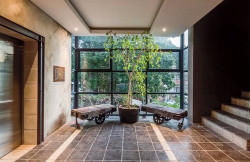 Trawal Appartement | Centrally Located and Within Walking Distance to Everything