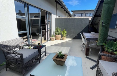 Trawal Appartement | Centrally Located and Within Walking Distance to Everything