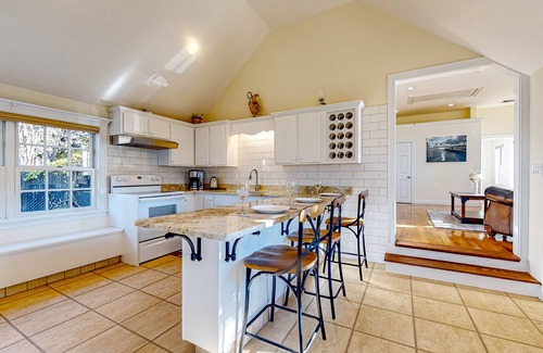 Gloucester Maison | Centrally located charmer with expansive patio, board games, & central AC