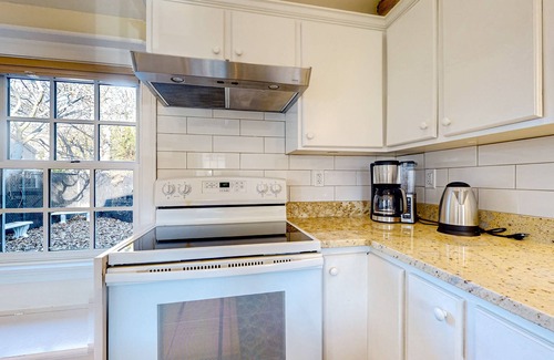 Gloucester Maison | Centrally located charmer with expansive patio, board games, & central AC