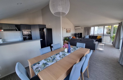 Tauranga Maison | Centrally located family friendly house with stunning views.