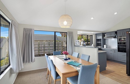 Tauranga Maison | Centrally located family friendly house with stunning views.