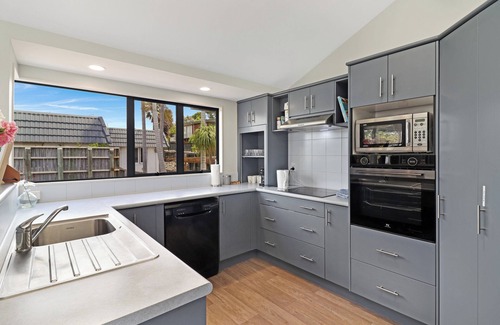 Tauranga Maison | Centrally located family friendly house with stunning views.