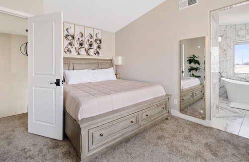 Maryvale Maison | Centrally located gem/Diving Pool/4BR/2 King beds, near Cardinal Stadium