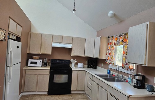 Espanola Maison | Centrally-located home in beautiful, quiet, La Mesilla!