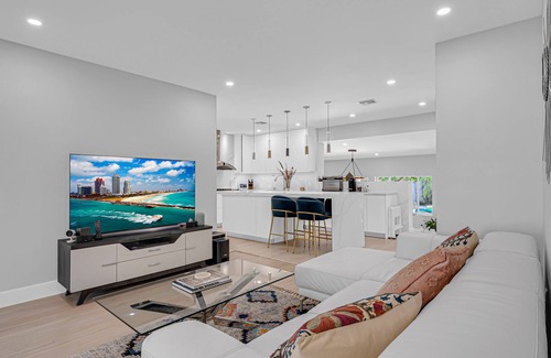 Coral Way Villa | Centrally located Home w/ Pool & Gym