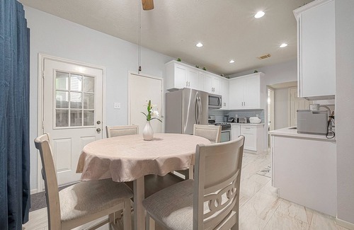 Clear Lake Maison | Centrally located! Minutes from Bay Brook Mall and NASA!