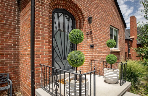 North Park Hill Maison | Centrally located & modern 4BD/2Bath with hot tub 10 mins to Downtown