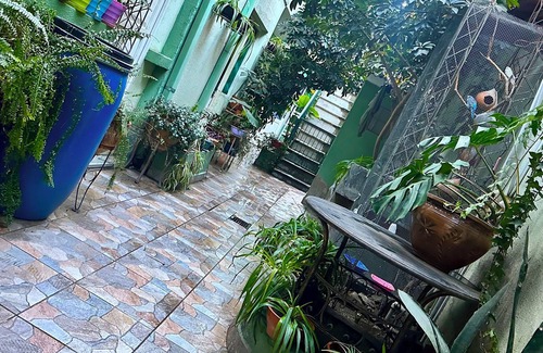 Cochabamba Maison | Centrally located room with access to a nice garden