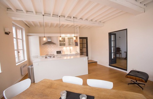 Honfleur Appartement | Apt rénové de style contemporain, idéalement situé avec vue sur le vieux bassin