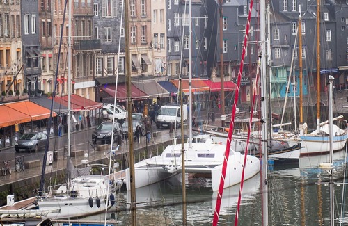 Honfleur Appartement | Apt rénové de style contemporain, idéalement situé avec vue sur le vieux bassin
