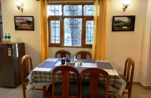 Shimla Appartement | Idéalement situé mais offre la tranquillité au milieu d'un bosquet de conifères.