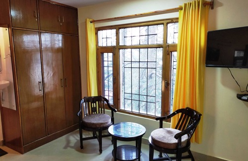 Shimla Appartement | Idéalement situé mais offre la tranquillité au milieu d'un bosquet de conifères.
