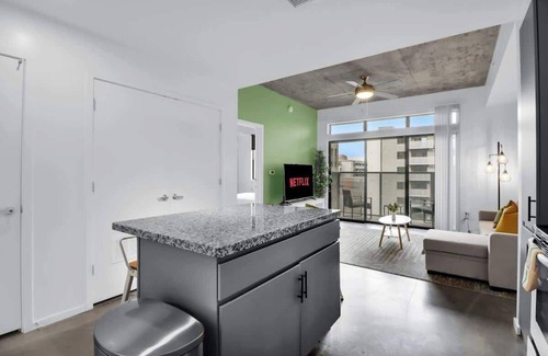 Evans Churchill Appartement | Centric 1BR In HEART of DTPHX Free Garage Parking