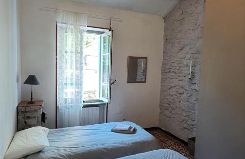 Roquebrun Maison | Ceps Cottage sleeps 6 with free wifi near the river
