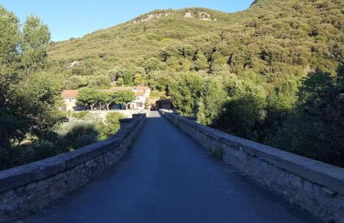 Roquebrun Maison | Ceps Cottage sleeps 6 with free wifi near the river