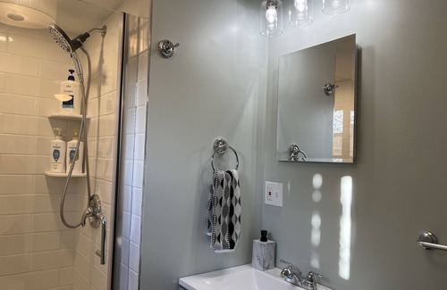 Glasser Appartement | C’est La Vie Lakeview 1br with dock access!