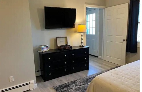 Glasser Appartement | C’est La Vie Lakeview 1br with dock access!