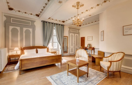 Romenay Autre | CHÂTEAU DE MONTSYMOND (officiel). 10 suites. Piscine Chauffée. Sauna. Hammam.