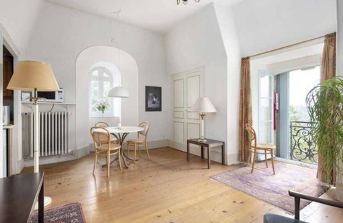Fajolles Appartement | Château Stay – 1BR/4P with Pool & Park Access