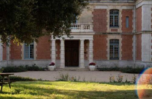Fajolles Appartement | Château Stay – 1BR 4P with Pool & Park Access