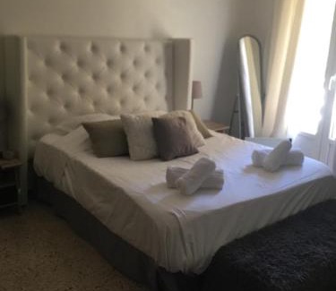 Chateauneuf-du-Pape Maison | Châteauneuf du Pape - Chez Marie dans logement ancien atypique - 1 chambre - 1 balcon avec vue - 1 salle d'eau privée - 1 table bureau - 1 mini kitchenette - 1mini réfrigérateur -1tvdvd - 1 radio iPod - 1 ordinateur - 1 parking vélo privé - Café - Thé