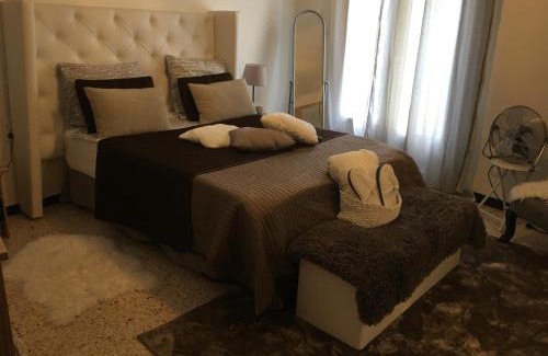 Chateauneuf-du-Pape Maison | Châteauneuf du Pape - Chez Marie dans logement ancien atypique - 1 chambre - 1 balcon avec vue - 1 salle d'eau privée - 1 table bureau - 1 mini kitchenette - 1mini réfrigérateur -1tvdvd - 1 radio iPod - 1 ordinateur - 1 parking vélo privé - Café - Thé