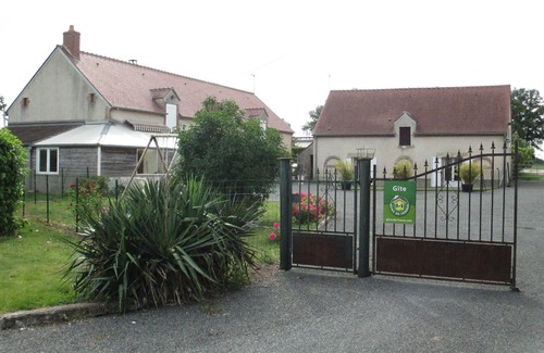 Vieilles-Maisons-sur-Joudry Cottage | Gîte familial à la ferme avec jardin clos, proche Forêt d'Orléans et étangs, lits faits, jeux enfants